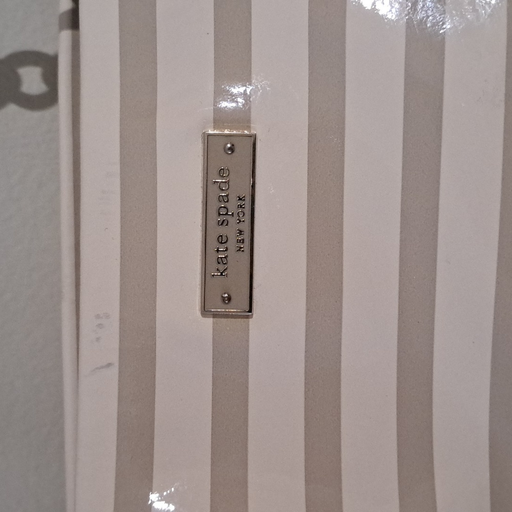 Kate Spade Elegant Beige Striped patent leather Handbag - Picture 3 of 10